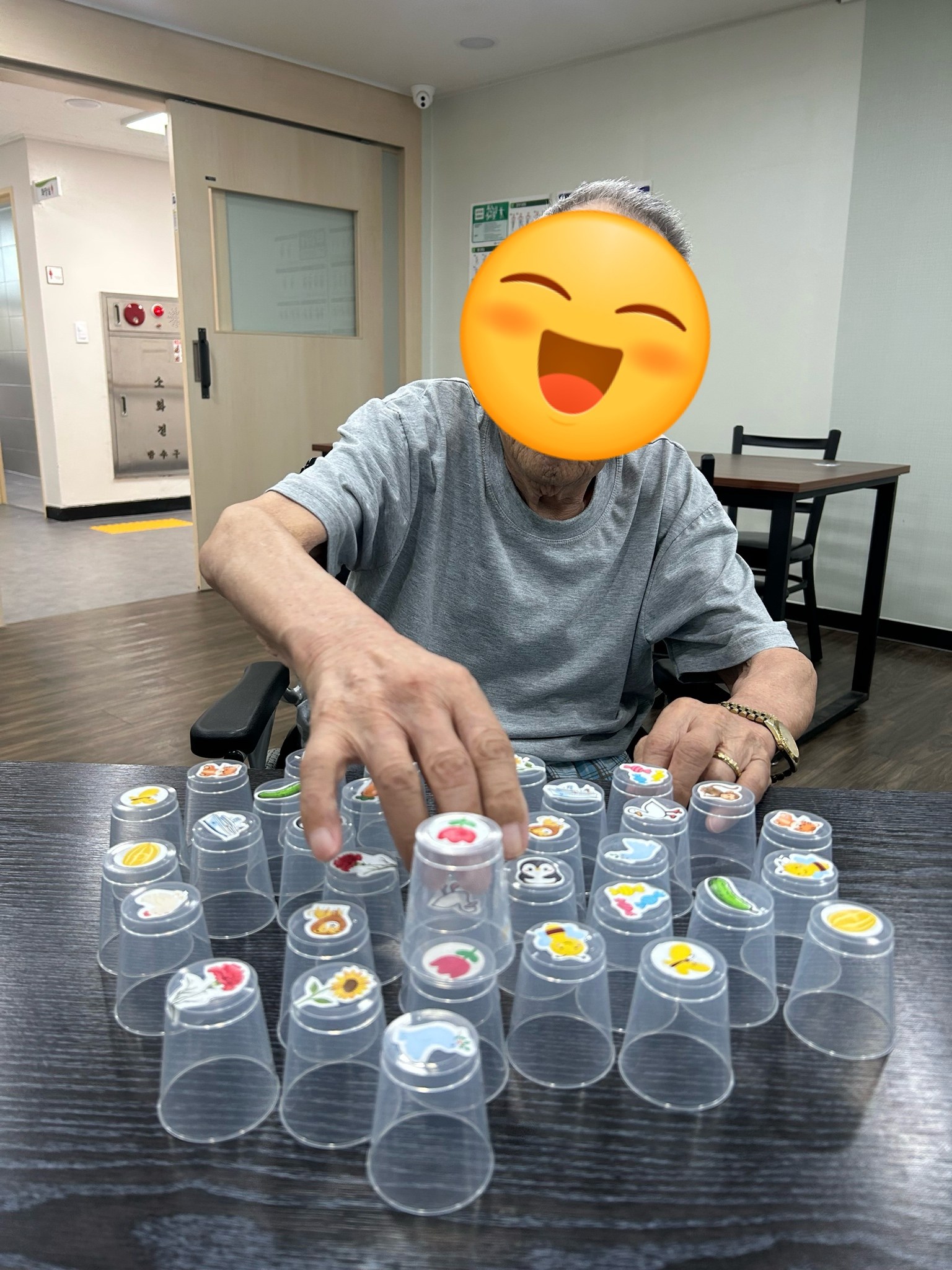 그림맞추기 교구 활동을 하고 있어요.