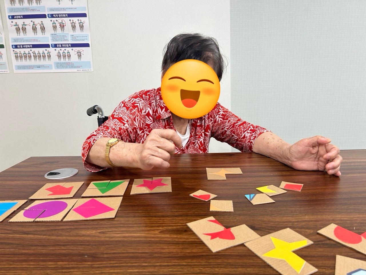 조각그림 맞추기 교구활동을 하고 있어요.