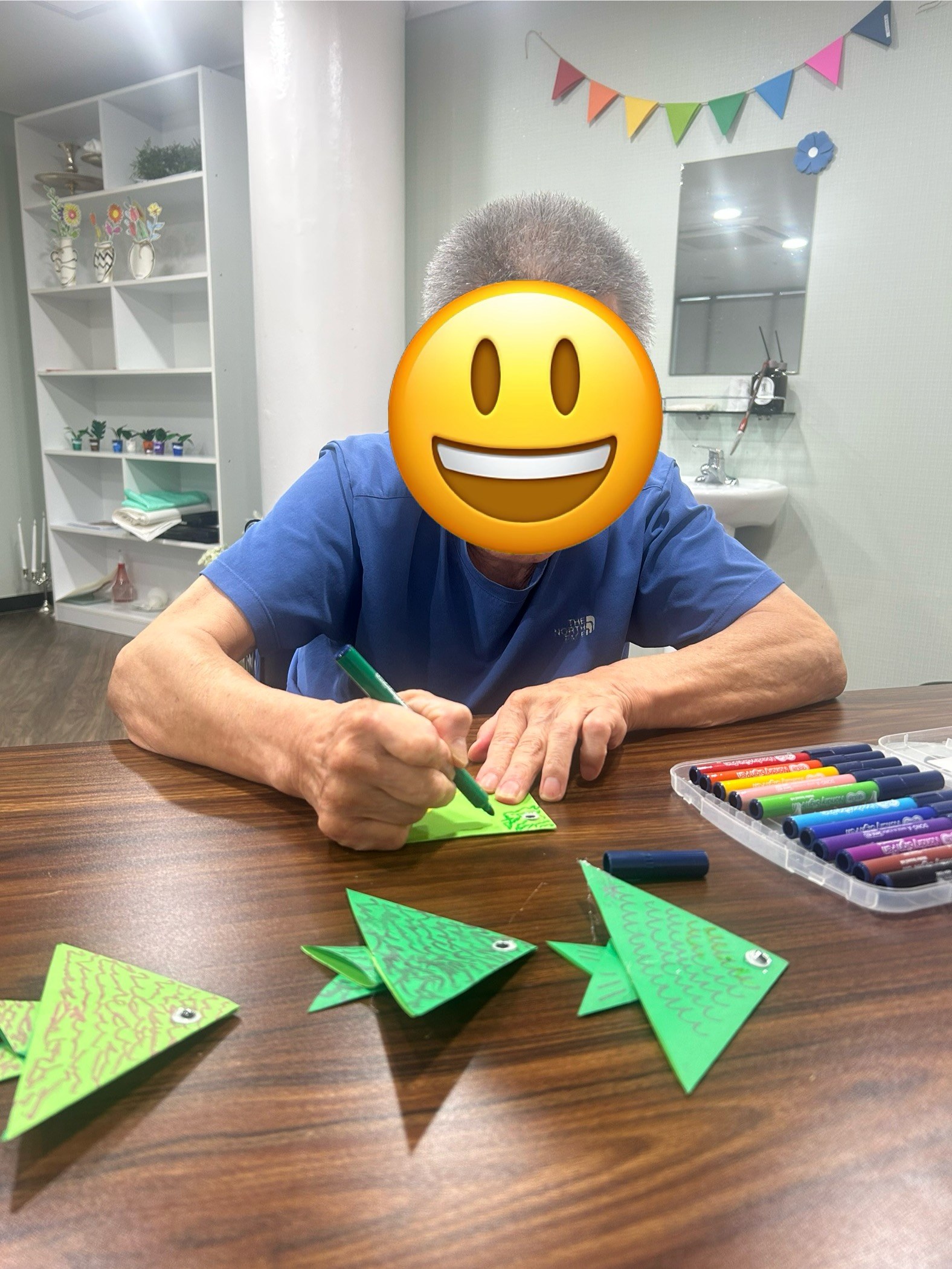 색종이로 물고기접기를 했어요.