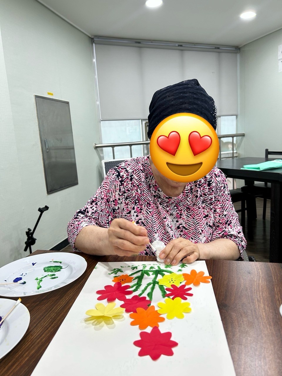 색종이를 이용해 꽃을 만들고 줄기와 잎을 그려 꽃다발을 완성하였어요.