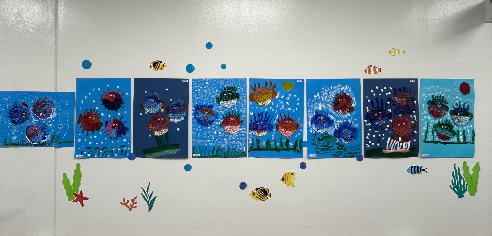 멋진 복어로 바닷속을 꾸몄어요.
