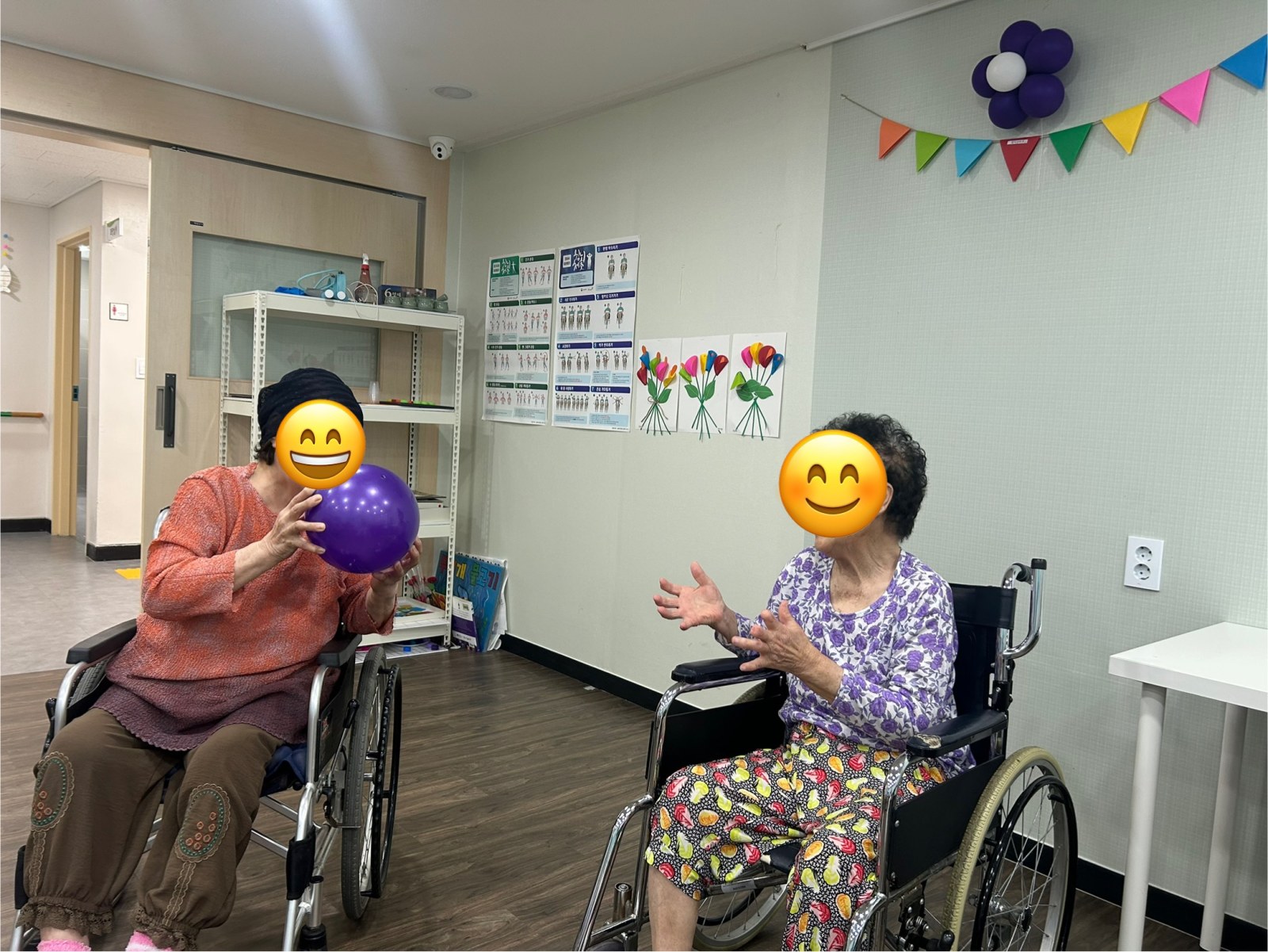 신체활동 프로그램으로 공을 가지고 활동하는 모습이예요.