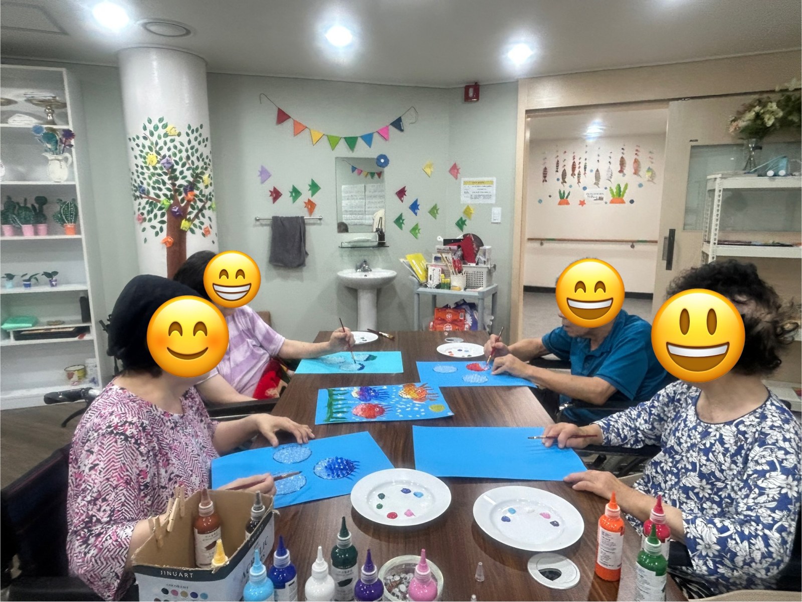 프로그램실에서 미술활동을하고 있는 모습이예요.