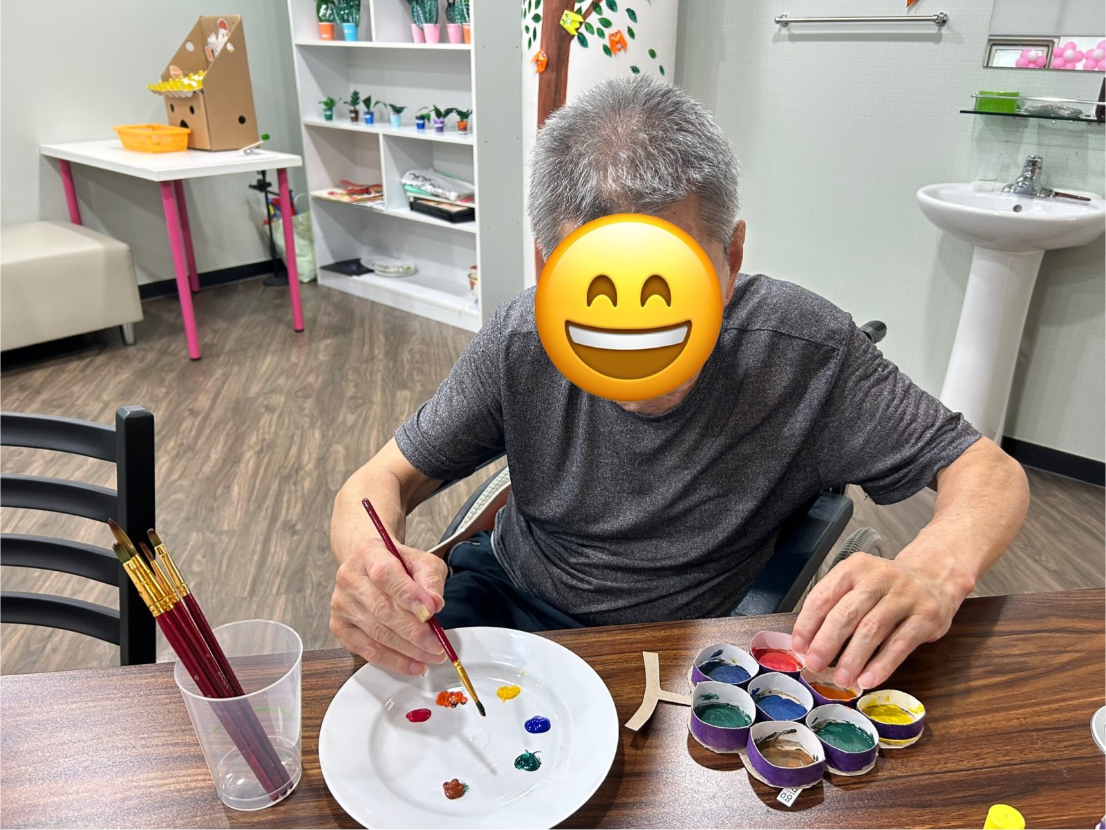 휴지심을 이용하여 포도송이를 만들고 있어요.